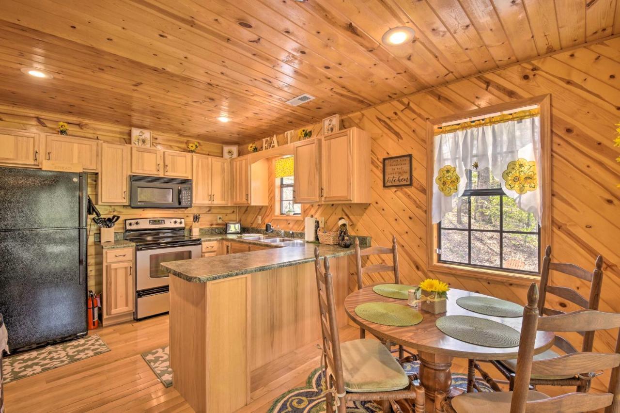 Cozy Hiawassee Cabin With Fire Pit And Mtn Views! Bagian luar foto